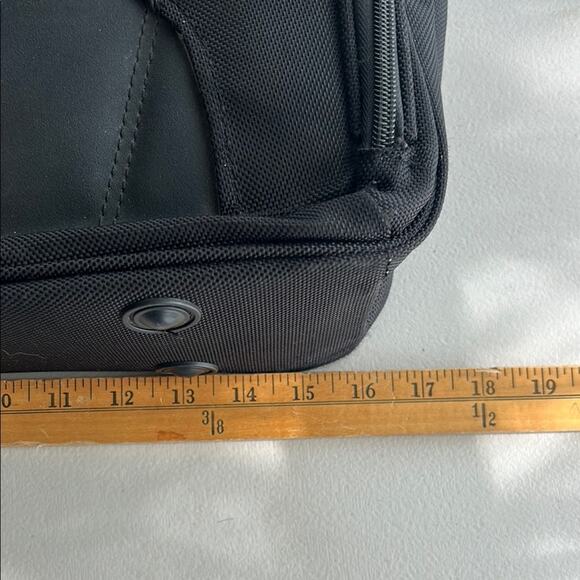 Kensington Contour Pro 17" Laptop Carrying Case - Picture 10 of 12